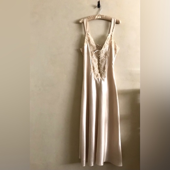 Gorgeous Vintage Victoria's Secret Lace and Satin Slip - Picture 2 of 15